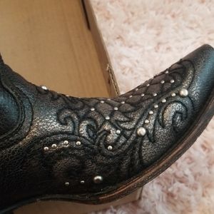 Ld metallic black with lace Corral boots
